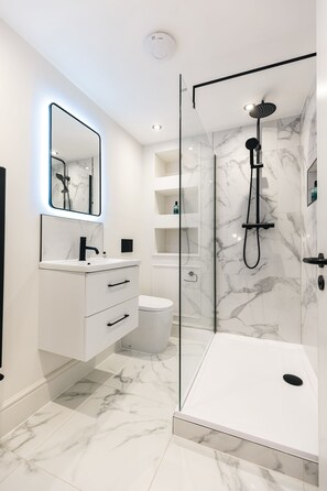 Bathroom - Luxury Georgian Aparthotel by Hauss Ayr - 5mins to Beach, Town Centre! (Ayr)