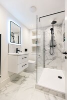 Apartamento de lujo, 1 cama de matrimonio grande con sofá cama, no fumadores, cocina básica | Baño | Artículos de higiene personal gratuitos, jabón, champú y papel higiénico