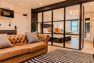 Apartamento de lujo, 1 cama de matrimonio grande con sofá cama, no fumadores, cocina básica | Zona de estar | Una Smart TV, servicios de streaming