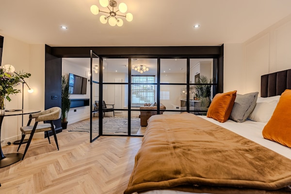 Apartamento superluxo, 1 cama King e sofá-cama, para não fumantes, cozinha americana | Roupas de cama premium, ferros/tábuas de passar roupa, Wi-Fi de cortesia