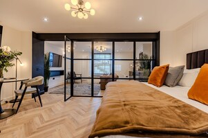 Apartamento de lujo, 1 cama de matrimonio grande con sofá cama, no fumadores, cocina básica | Ropa de cama de alta calidad, tabla de planchar con plancha, wifi gratis