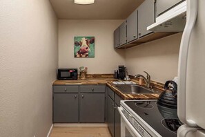 Jääkaappi, mikroaaltouuni, uuni, liesi