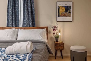 Tabla de planchar con plancha, wifi gratis y ropa de cama