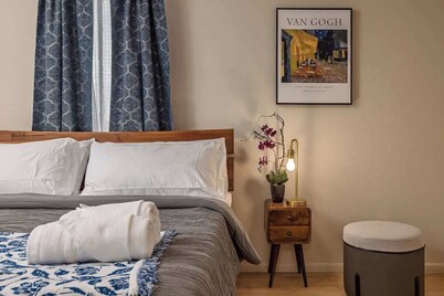 Spacious King Historic Art Deco Studio