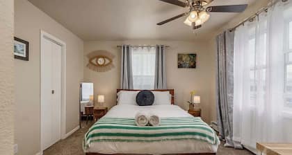 Downtown Deco Queen Studio - Historic Downtown