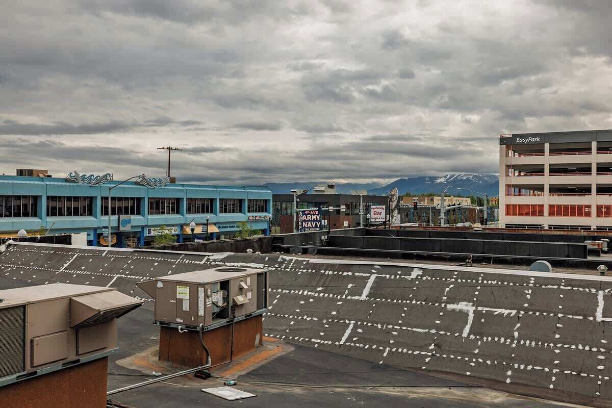 Un parking à plusieurs niveaux avec un panneau indiquant « EasyPark ».