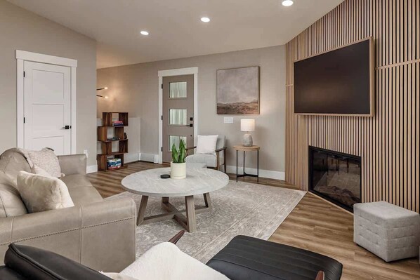 TV, caminetto, studio