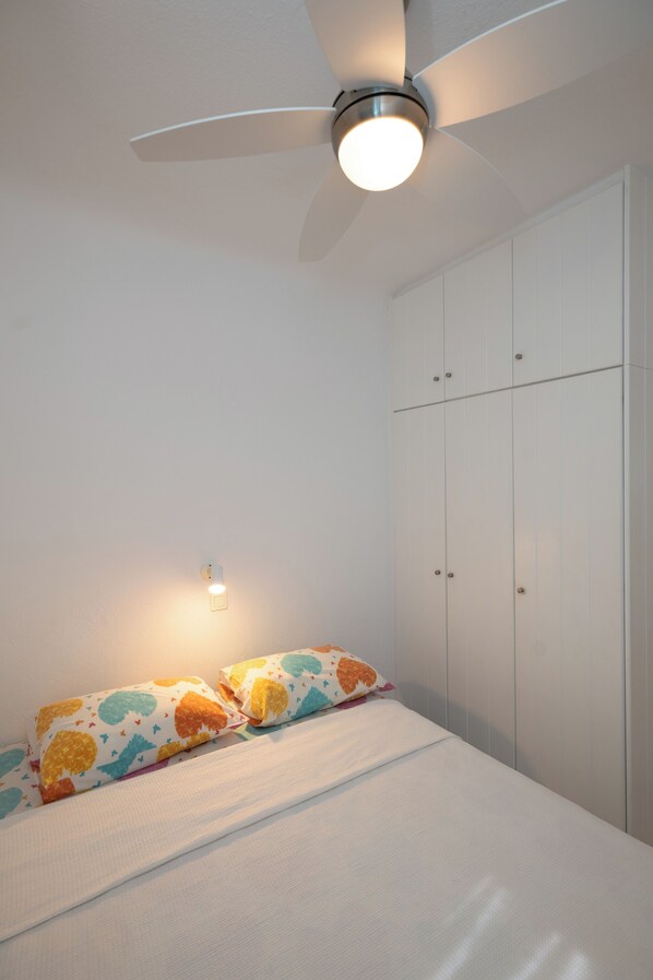 Desk, iron/ironing board, WiFi, bed sheets