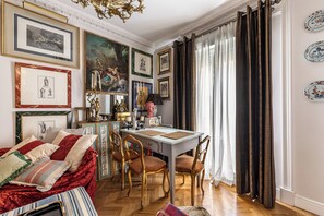Interior - J the Rose (Madrid)