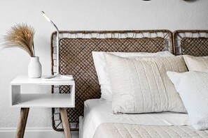 Tabla de planchar con plancha, wifi gratis y ropa de cama