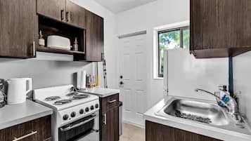 Kjøleskap, ovn, kokeplater og kaffetrakter/tekoker