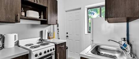 Kjøleskap, ovn, kokeplater og kaffetrakter/tekoker