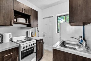 Kjøleskap, ovn, kokeplater og kaffetrakter/tekoker