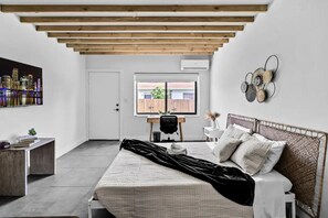 Tabla de planchar con plancha, wifi gratis y ropa de cama