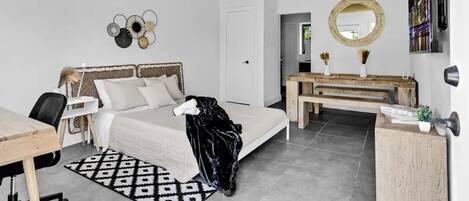 Iron/ironing board, free WiFi, bed sheets