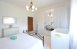 2 bedrooms, travel crib, free WiFi