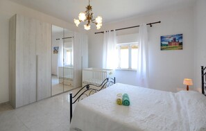 2 bedrooms, travel cot, free WiFi