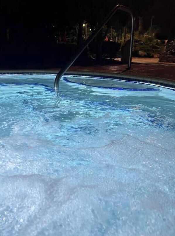 Una piscina al aire libre, una piscina climatizada