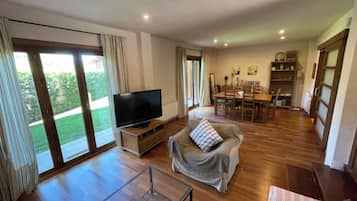 Een smart-tv en een open haard