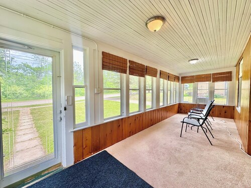 Winter family getaway 3-bedroom house with WiFi, Radiant heat Lots of snow ski
