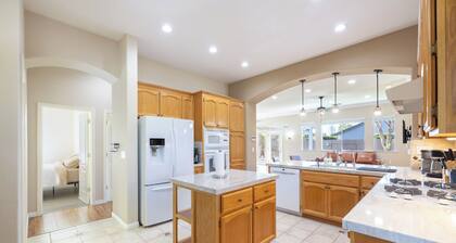 Midterm Rental 30 days Cozy 3BR House Family Friendly Lovely Backyard Fast WiFi