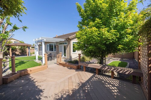 Cozy 3BR House: Family Friendly, Lovely Backyard, Fast WiFi, Free Parking