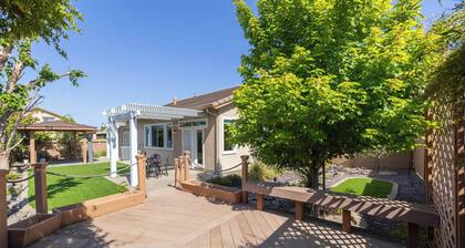 Cozy 3BR House: Family Friendly, Lovely Backyard, Fast WiFi, Free Parking