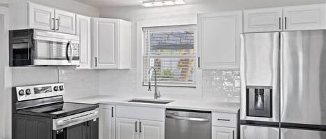 Réfrigérateur, micro-ondes, four, plaque de cuisson