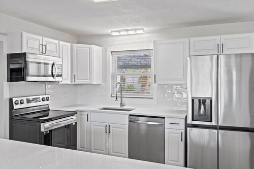 Palms Retreat in Central Largo - mins to the Sand