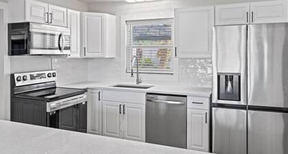 Palms Retreat in Central Largo - mins to the Sand
