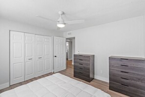 3 bedrooms, desk, WiFi, bed sheets