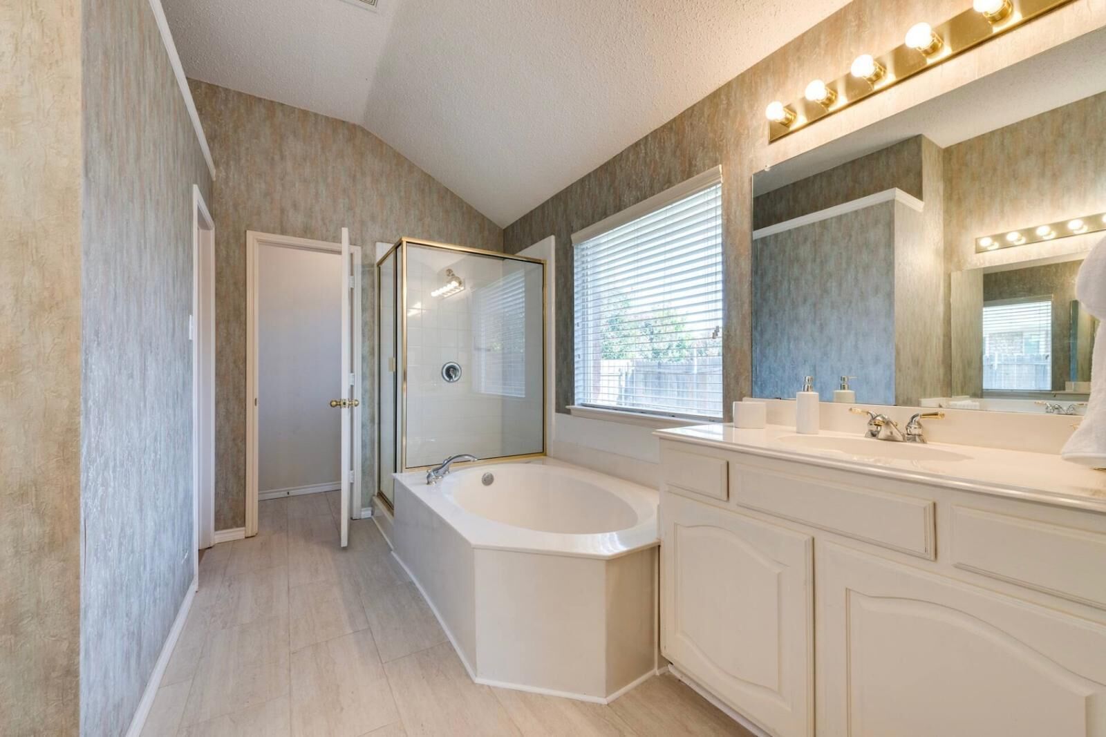 Douche, baignoire à remous, séchoir à cheveux, serviettes fournies