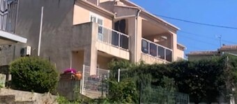T3 fully equipped in quiet villa 5 min walk from town center