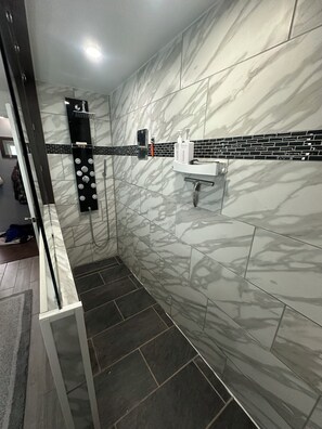 Een douche, een haardroger, een bidet, handdoeken