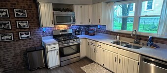 Lovely 3-bedroom house in New Kensington. 10 minutes from Oakmont Country Club