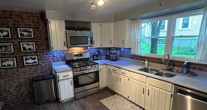 Lovely 3-bedroom house in New Kensington. 10 minutes from Oakmont Country Club