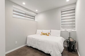 2 bedrooms, iron/ironing board, WiFi, bed sheets - 2BR/2BA in the Heart of Ballard (Seattle)