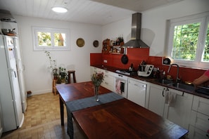 Private kitchen - Quiet 7-bedroom family home by the river (Léognan)
