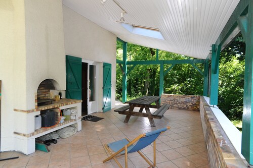 Quiet 7-bedroom family home on the river