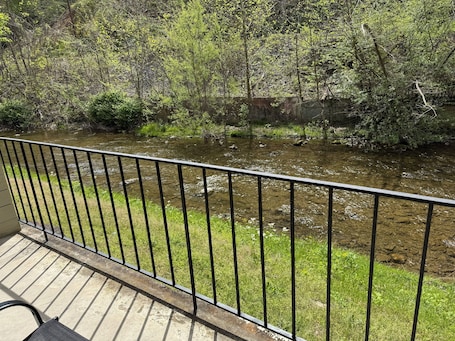 Terraza o patio. Sleepy Bear Motel