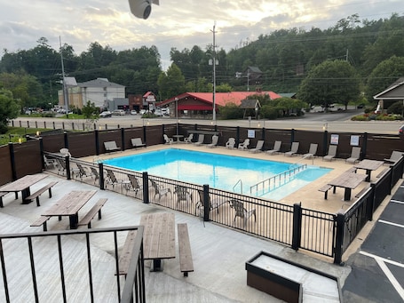 Una piscina al aire libre de temporada
