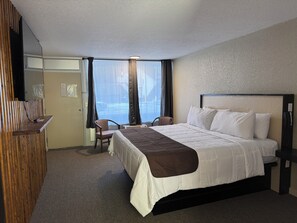 Comfort Room, 1 King Bed, River View | Free WiFi - Sleepy Bear Motel (Gatlinburg)