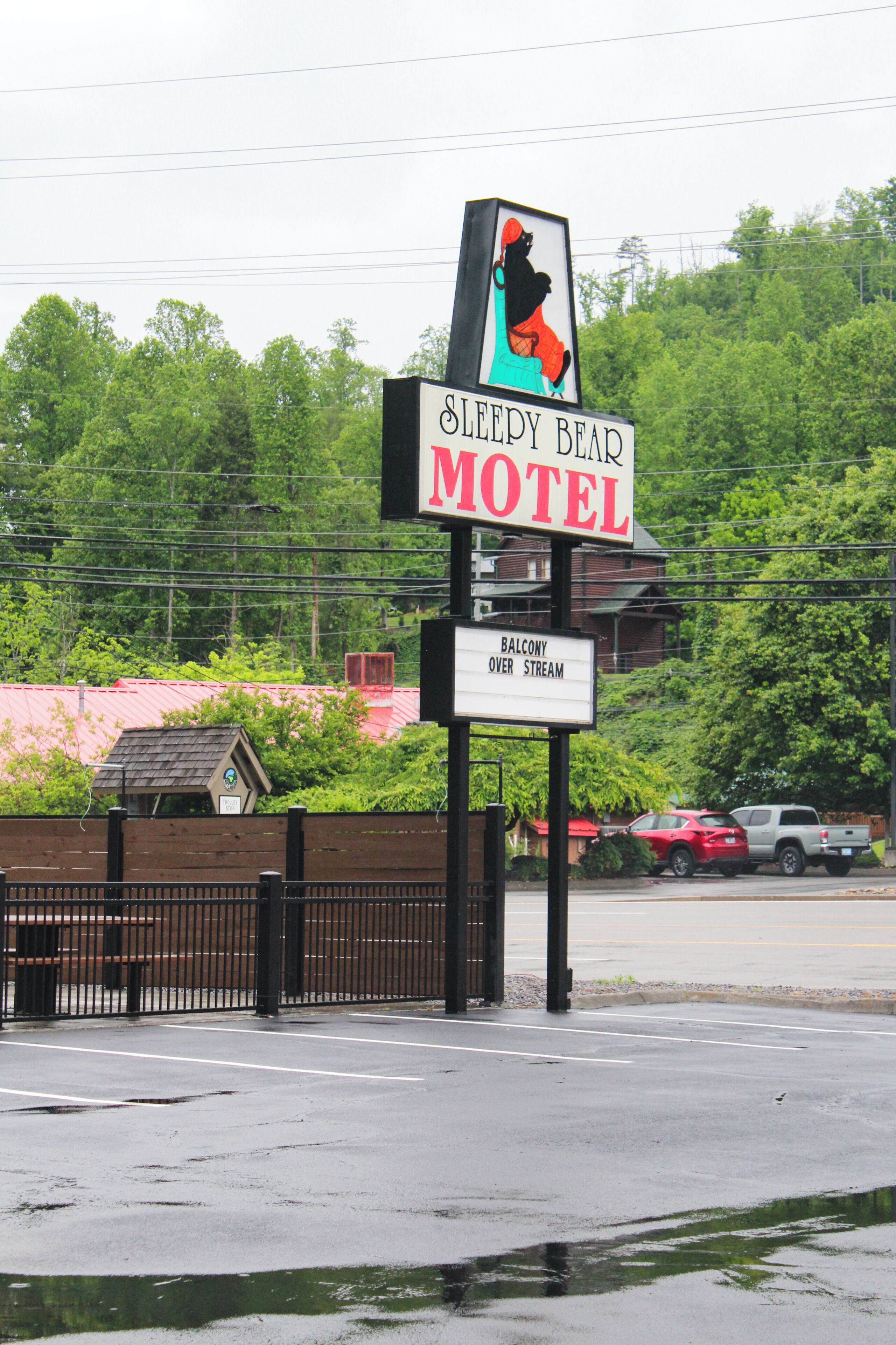 Een motelteken met een beerillustratie en de naam 'Sleepy Bear Motel'.