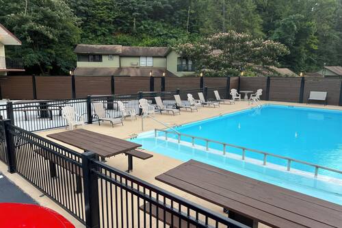 Piscine extérieure en saison