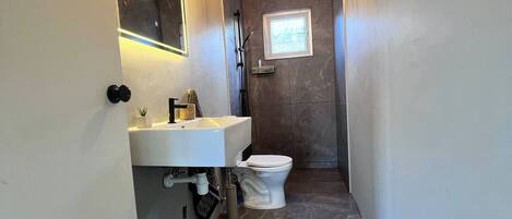 タオル、石鹸、トイレットペーパー