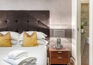2 chambres, fer et planche à repasser, lit de bébé portatif