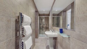 Hårtørrer, håndklæder