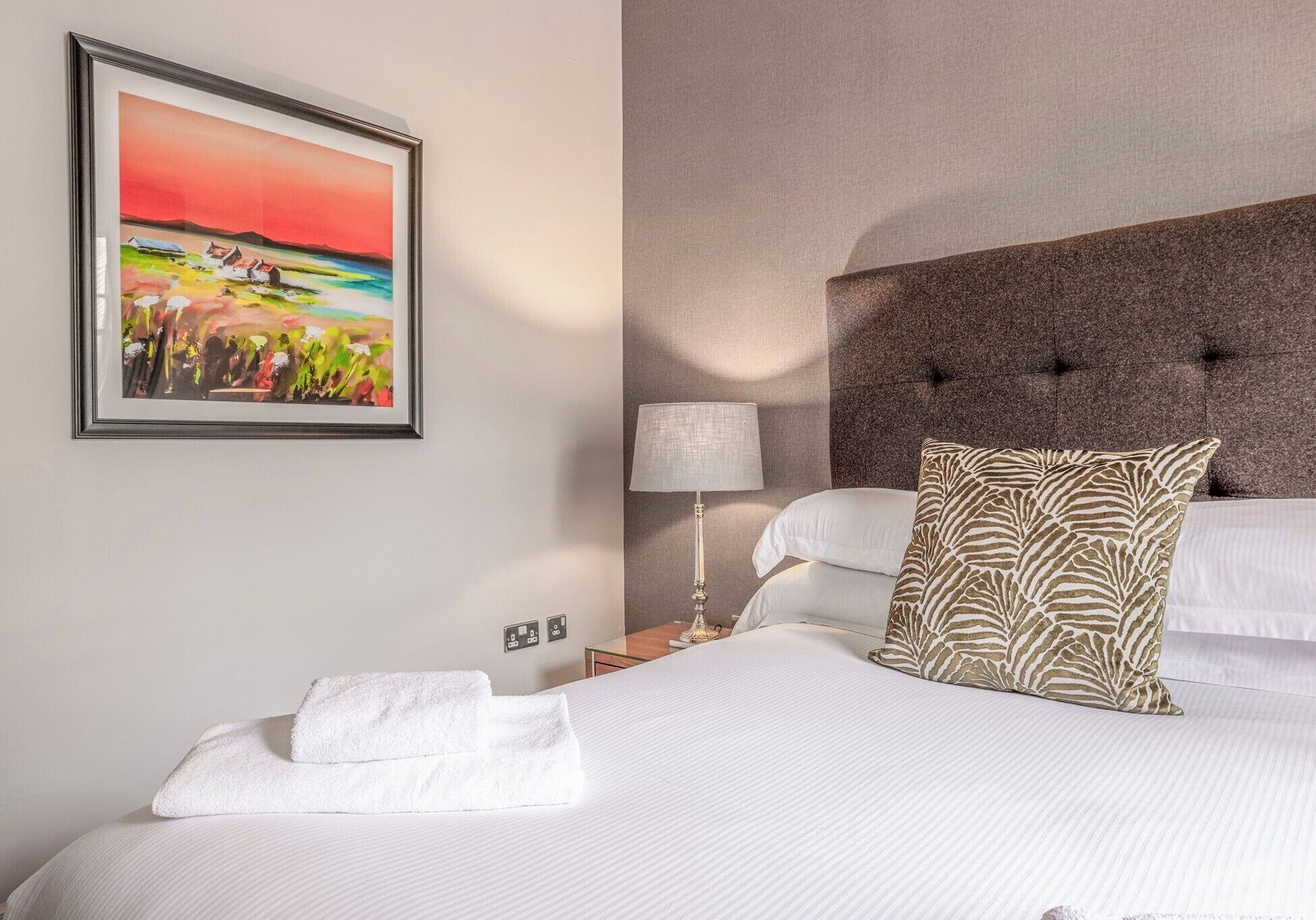 1 habitación, tabla de planchar con plancha y cuna de viaje 