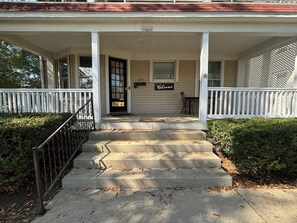 Exterior detail - Charming 2-bedroom 1st Floor apartment in lovely Terre Haute with WiFi, AC (Terre Haute)