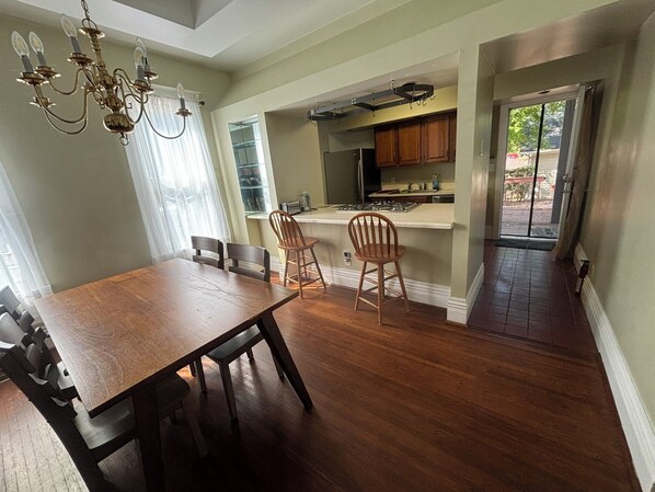 Dining - Charming 2-bedroom 1st Floor apartment in lovely Terre Haute with WiFi, AC (Terre Haute)